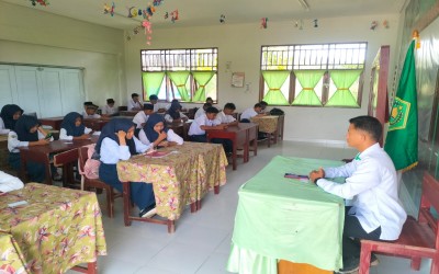 Pelaksanaan Sumatif Akhir Semester Hari Pertama di MTs Negeri 2 Bolsel Berjalan Lancar dengan Sistem CBT Berbasis Android