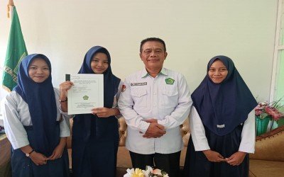 TIGA SISWI MTsN 2 BOLSEL IKUTI LOMBA OMI RISET TAHUN 2026